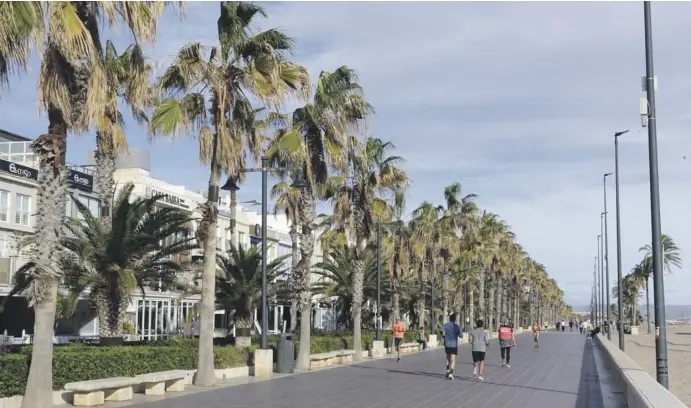  ?? ?? Die Promenade am Strand El Cabanyal lädt zu Spaziergän­gen oder zum Joggen ein.