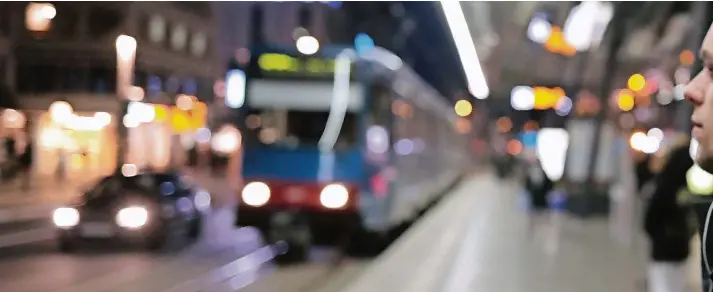  ?? FOTO: THOMAS LAMMERTZ ?? 50.000 Menschen kommen pro Tag nach Krefeld, um hier zu arbeiten. Nur ein Bruchteil fährt mit der Bahn. Nach vier Wochen Pendeln in der U76, hat unser Autor eine Ahnung, warum.