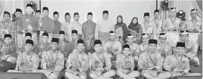  ?? — Gambar Bernama ?? UNTUK ALBUM: Tuanku Syed Faizuddin (berdiri, tujuh kanan) dan Raja Puan Muda Tuanku Hajah Lailatul Shahreen Akashah Khalil (berdiri, enam kanan) bergambar kenangan bersama pemenang kategori sekolah menengah pada Festival Nasyid Sekolah-Sekolah...