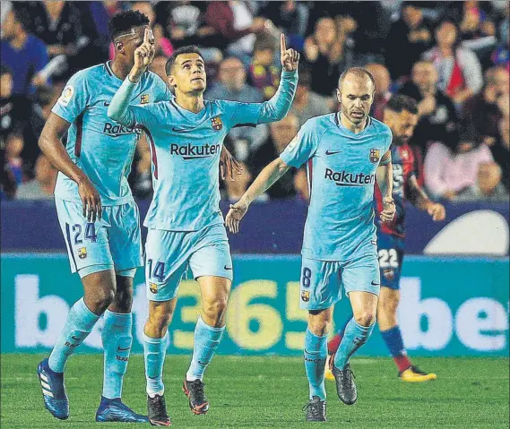  ?? FOTO: EFE ?? Coutinho, celebrando uno de los goles al Levante El jugador del Barça logró recortar distancias cuando peor lo pasaba el Barça ante un equipo local eufórico