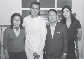  ??  ?? Gary Valenciano (second from left) with Toby’s Sports president Toby Claudio and wife Lina
