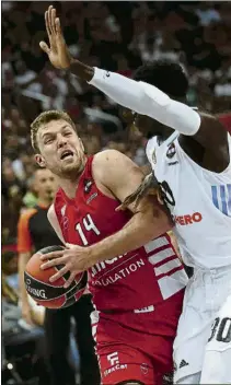  ?? FOTO: EFE ?? Vezenkov, ante Ndiaye. El búlgaro se quedo sin premio