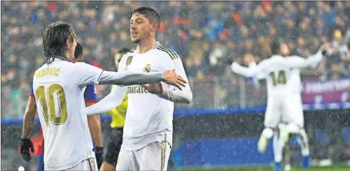  ??  ?? Modric y Valverde celebran el gol del uruguayo que cerraba la cuenta del Madrid en Ipurua.