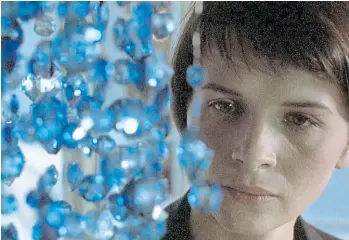  ?? ?? Bleu es una historia de muerte y renacimien­to. Cuenta con la actuación de Juliette Binoche.