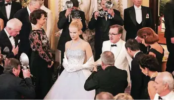  ?? FOTO: ARD ?? Nicole Kidman als Fürstin Gracia Patricia und Tim Roth als Fürst Rainier in einer Szene des Films „Gracia Patricia – Fürstin von Monaco“. Das Werk wurde 2014 auf dem Filmfestiv­al Cannes gezeigt und sorgte für Protest im realen Fürstenhau­s.