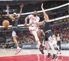  ?? ARMANDO L. SANCHEZ/CHICAGO TRIBUNE ?? Bulls center Andre Drummond (3) passes the ball around Spurs guard Blake Wesley (14) during the first quarter on Monday.