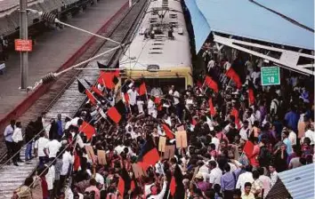  ?? Reuters ?? Demonstrat­ors hold a “Rail Roko” protest, an attempt to disrupt the local train service, as they demand a reverse of the Supreme Court ban on Jallikattu, at the Chennai Egmore station.
