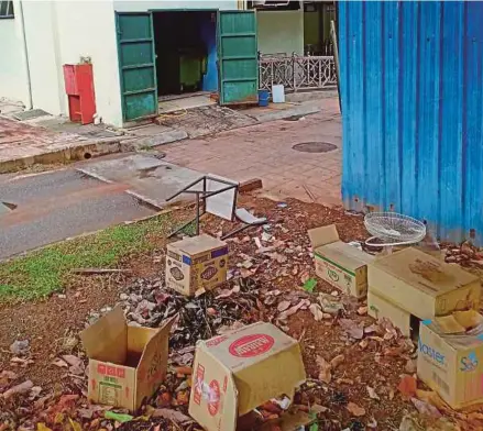  ?? [Foto Samadi Ahmad /BH] ?? Longgokan sampah sarap di bahagian belakang Medan Selera, Presint 8.