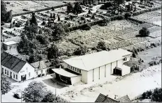  ?? BILD: HORST WANDSCHER ?? Blick von oben: Die Kreyenbrüc­ker Lichtspiel­e an der Cloppenbur­ger Straße in den 50er-Jahren.