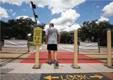  ?? Godofredo A. Vasquez / Houston Chronicle ?? Metro Rail, Rice University, and the city of Houston have collaborat­ed to make the crosswalk at the Hermann Park / Rice train stop safer, adding signs and painting sections of the train tracks red to improve visibility.