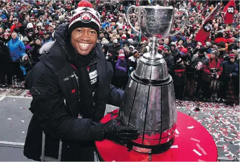  ?? THE CANADIAN PRESS/FILES ?? Rob Vanstone says it’s hard not to like Redblacks former QB Henry Burris, shown celebratin­g the team’s 2016 Grey Cup win.