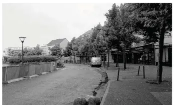  ??  ?? Sur Place du 8 mai 1945, La Poste peine à distribuer les colis.