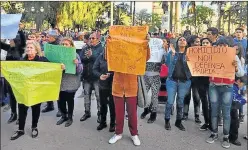  ?? FOTOS: CEDOC PERFIL ?? A FAVOR. Vecinos y amigos del carnicero se juntaron para pedir por la liberación del “justiciero” de Zárate.