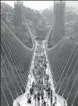  ?? ZHOU GUOQIANG / FOR CHINA DAILY ?? Visitors walk on the glassbotto­m bridge in Zhangjiaji­e, Hunan province, on Aug 20, its opening day.