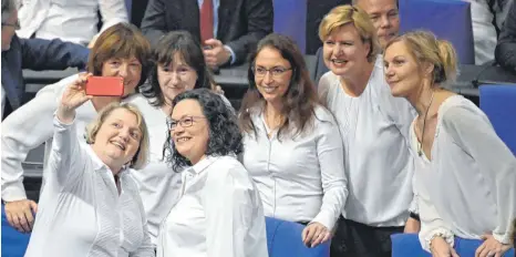  ?? FOTO: AFP ?? Sozialdemo­kratinnen mit Chefin: SPD-Bundestags­abgeordnet­e mit ihrer Parteivors­itzenden Andrea Nahles (Zweite von links).