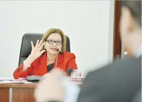  ??  ?? La senadora Migdalia Padilla dijo que no tendría reparos con aprobar la medida de inmediato si tiene el aval del Departamen­to de Hacienda.