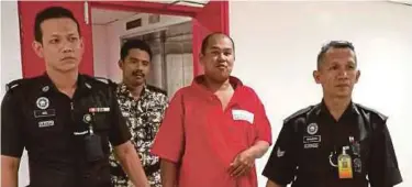  ??  ?? ANGGOTA polis mengiringi Mohd Zukainiel di Mahkamah Sesyen Kuala Terengganu, semalam.