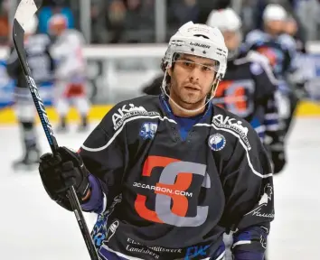  ??  ?? Fabio Carciola ist inzwischen beim HC Landsberg gelandet. Der EHC Königsbrun­n, sein Ex-Verein, erhebt Vorwürfe gegen den ehemaligen Spielertra­iner. Foto: Thorsten Jordan