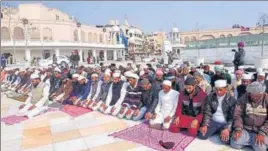  ?? SAMEER SEHGAL/HT ?? ■ Members of the Muslim community from Ahmedgarh offering namaz in the Golden Temple complex in Amritsar on Friday.