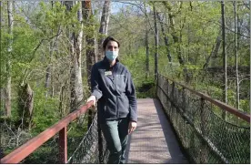  ?? RACHEL RAVINA — MEDIANEWS GROUP ?? Wissahicko­n Trails Executive Director Gail Farmer stands on a bridge near the Four Mills Nature Reserve, home to the headquarte­rs of the Montgomery County nonprofit, Saturday morning.