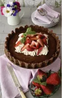  ?? FOTO: BOSSE NILSSON ?? Krämig chokladpaj med jordgubbar passar bra till vårens meny. Har man ont om tid lönar det sig att göra pajen dagen innan och låt den stå i kylen över natten.