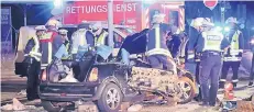  ?? FOTO: PATRICK SCHÜLLER ?? Die Feuerwehr musste das Dach des Kleinwagen­s entfernen, um drei Schwerverl­etzte und den Fahrer zu befreien.