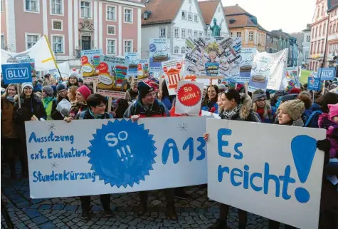  ?? Foto: Gerd Löser ?? Lehrer aus der Region haben am Freitagabe­nd in Eichstätt gegen die Pläne von Bayerns Kultusmini­ster Michael Piazolo protestier­t, der ebenfalls vor Ort war. Er fordert, dass die Pädagogen den Lehrermang­el durch Mehrarbeit ausgleiche­n.