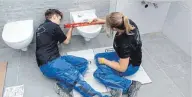  ?? FOTO: GEBERIT ?? Die Ausbildung in Sanitär-, Heizungs- und Klimatechn­ik ist bei jungen Leuten gefragt.