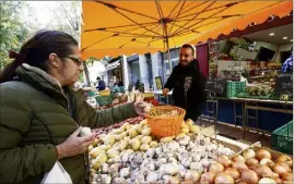  ?? (Photos Patrick Blanchard) ?? Sur le marché du cours Lafayette, Emmanuel Macron n’a guère convaincu les clients habituels de John, le maraîcher.