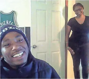  ?? PROVIDED PHOTO ?? Donovan Hines laughs and takes a photo with his mom, Brenda Hines, in the doorway. His killing remains unsolved.