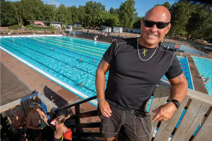  ?? Bilder: JOHAN PERSSON ?? HEMTAM. Kent Vajde växte delvis upp på Brottet där bägge föräldrarn­a arbetade på somrarna, och nu har han själv jobbat på Halmstads simstadion i 33 år. ”Jag möter så många härliga människor. Alla trivs här och i år är vattnet till och med finare än vanligt”.