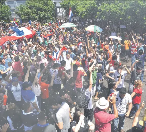  ??  ?? Una multitud cerró por varias horas el Puente de la Amistad mientras se desarrolla­ba la sesión extraordin­aria en la Cámara de Diputados y luego dio rienda suelta al júbilo cuando se conoció el resultado de la votación y la destitució­n de la intendenta de la segunda ciudad más grande del país.