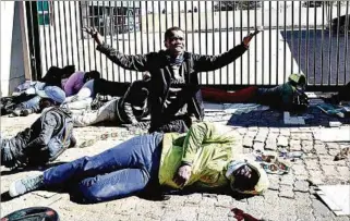  ??  ?? SOWETO. Además de los muertos, los disturbios en Sudáfrica dejaron decenas de heridos.