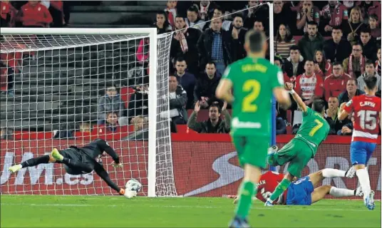  ??  ?? Portu remata para anotar el primer gol de la Real Sociedad anoche en Los Cármenes.