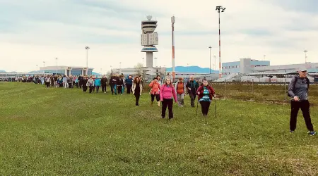  ??  ?? Pellegrini
Il Cammino di Sant’Agostino, percorso spirituale dedicato al santo-filosofo, si è arricchito di una nuova tappa, i 15 km tra Malpensa e Busto. Nato nel 2009, il Cammino di Sant’Agostino collega i cinquanta santuari mariani della Lombardia e...