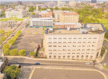  ?? MARKMIRKO/HARTFORD COURANT ?? An aerial view shows 55 Elm Street in Hartford — the longtime home of the state attorney general’s office. State workers have moved out, and a developer wants to turn the building into apartments with assistance of a loan approved by the state Bond Commission.