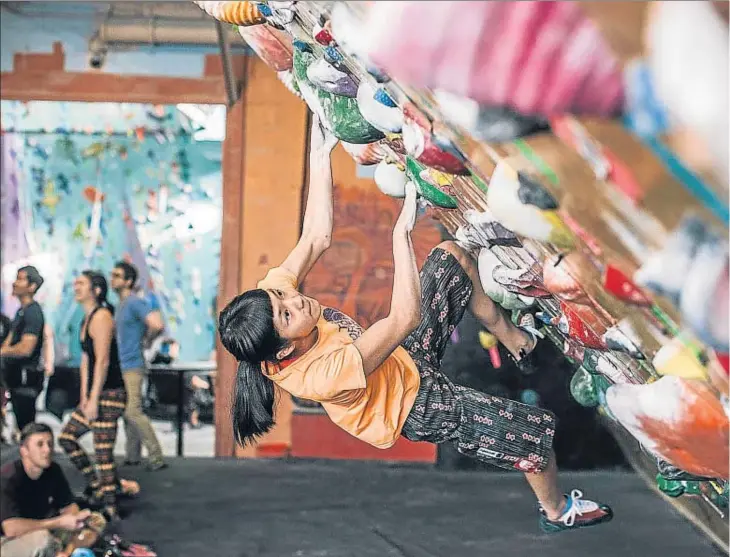  ??  ?? Ashima, en pleno ejercicio durante una de sus prácticas en una de las paredes del gimnasio Brooklyn Boulders, en el barrio de Gowanuns