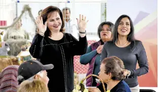  ??  ?? La Presidenta del DIF Municipal, Sra. Rosalía Vela Martínez, convivió y deseo a los Adultos Mayores, Paz y Amor con sus familias en estas fechas.