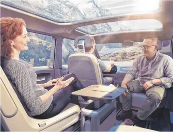  ?? FOTO: VOLKSWAGEN AG/DPA ?? VW schwebt beim Design der Innenräume unter anderem eine loungearti­ge Atmosphäre und ein intuitives Bedienkonz­ept vor, wie hier in der Studie I.D. Buzz.