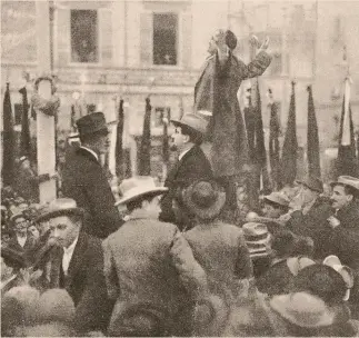  ?? GETTYIMAGE­S ?? Parma, 1913. Alceste De Ambris, al centro sotto il podio, a una manifestaz­ione sindacale