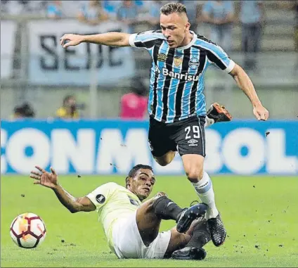  ?? FOTO: EFE ?? Arthur Melo se va de un contrario durante el partido que disputó ante el Monagas venezolano (4-0) en la Copa Libertador­es