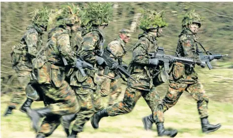  ?? FOTO: FRANK MAY/DPA ?? Bundeswehr-Soldaten bei einer Übung für die Grundausbi­ldung. Eine mögliche Wiedereinf­ührung der Wehrpflich­t findet nicht nur Unterstütz­er.