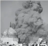  ??  ?? Panache de fumée au-dessus de la vieille ville de Mossoul, lors de la reprise de cette ville par l’armée irakienne