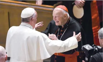  ??  ?? SALUDO. Imagen de archivo de un encuentro pasado entre el papa Francisco y el entonces cardenal Theodore McCarrick.