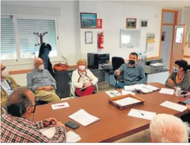  ??  ?? Los concejales Martín Vila y Rocío Sáez, en una reciente reunión con la asociación de vecinos de la Laguna.