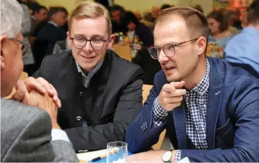  ?? FOTO: PETER CISSEK ?? Stefan Gruhner (rechts) im Wahlkampf im Saale-orla-kreis mit Philipp Amthor, prominente Cdu-nachwuchsh­offnung und Bundestags­abgeordnet­er aus Mecklenbur­g-vorpommern.