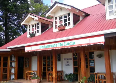  ?? CorTeSÍa ?? Las instalacio­nes del restaurant­e De Lucía asemejan una taberna austríaca o alemana. Está enclavado en el bosque nuboso y ofrece desde la comida autóctona hasta europea.