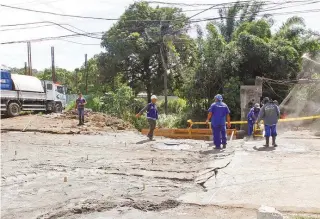  ?? FOTOS SEVERINO SILVA / AGÊNCIA O DIA ?? Equipes da Cedae estiveram ontem, na Estrada do Limeirão, para levantamen­to dos danos nas residência­s