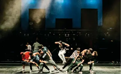  ?? FOTO CORTESÍA TEATRO METROPOLIT­ANO ?? Los ensayos fueron intensos no solo para los músicos de la Filarmónic­a, los de Crew y los invitados, sino también para los 9 bailarines que estarán en escena.