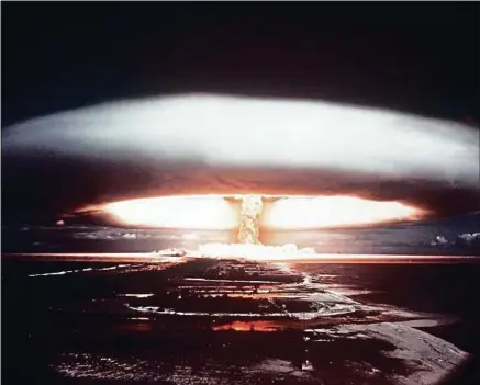  ??  ?? Une explosion atomique sur l’atoll de Mururoa en Polynésie française, en 1971, lors d’un essai aérien.